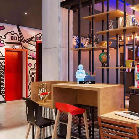 Moxy Katowice Airport Hotel Pyrzowice Buitenkant foto