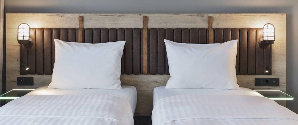 Moxy Katowice Airport Hotel Pyrzowice Buitenkant foto