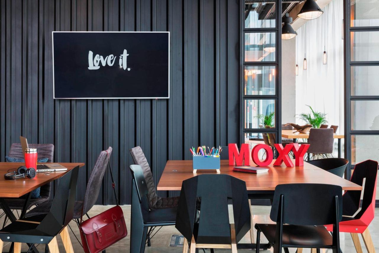 Moxy Katowice Airport Hotel Pyrzowice Buitenkant foto