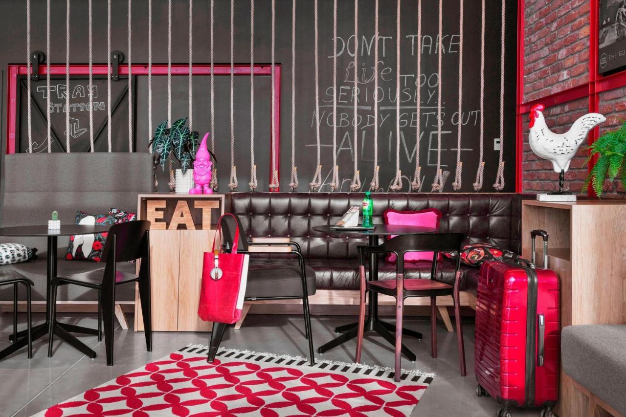 Moxy Katowice Airport Hotel Pyrzowice Buitenkant foto