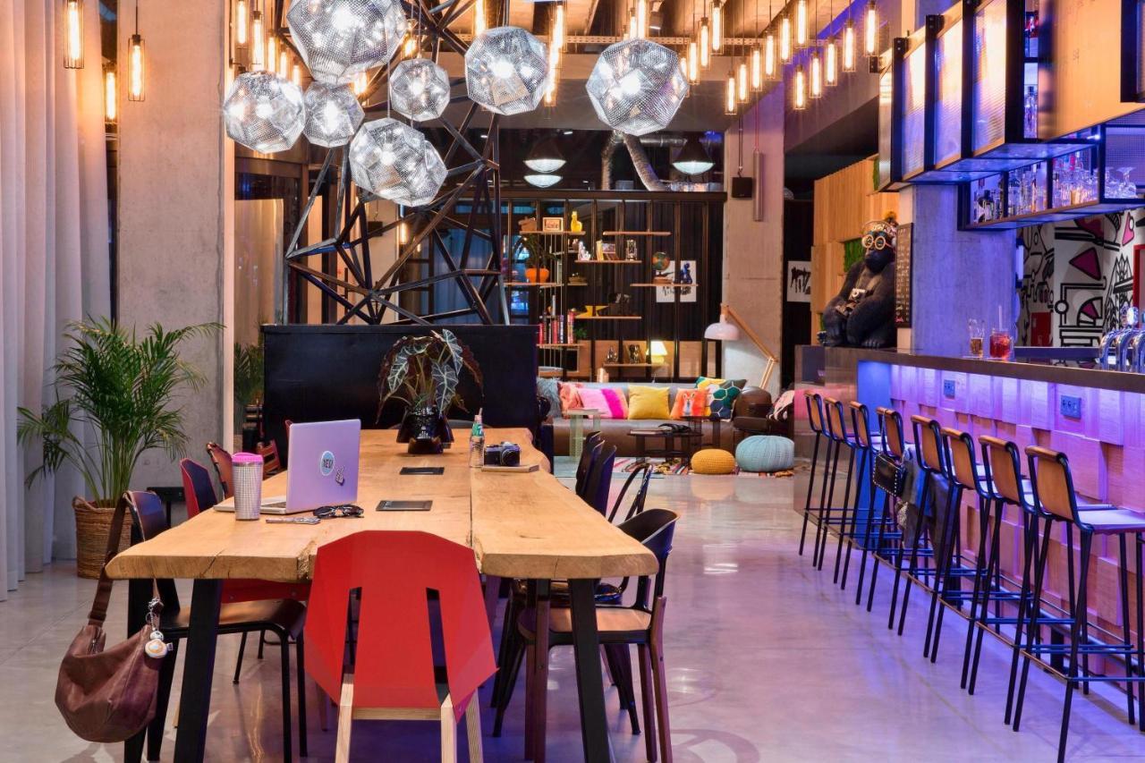 Moxy Katowice Airport Hotel Pyrzowice Buitenkant foto