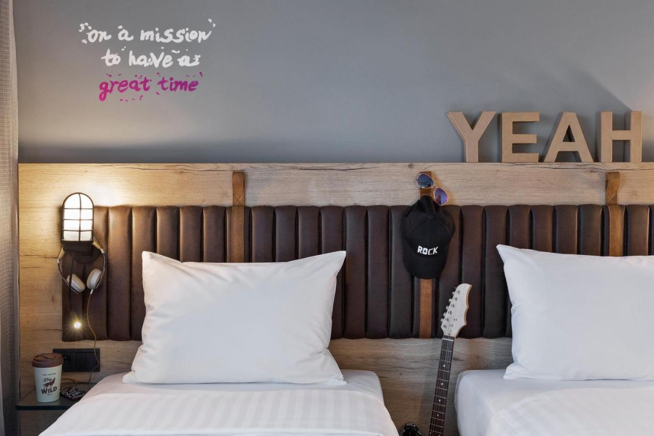 Moxy Katowice Airport Hotel Pyrzowice Buitenkant foto