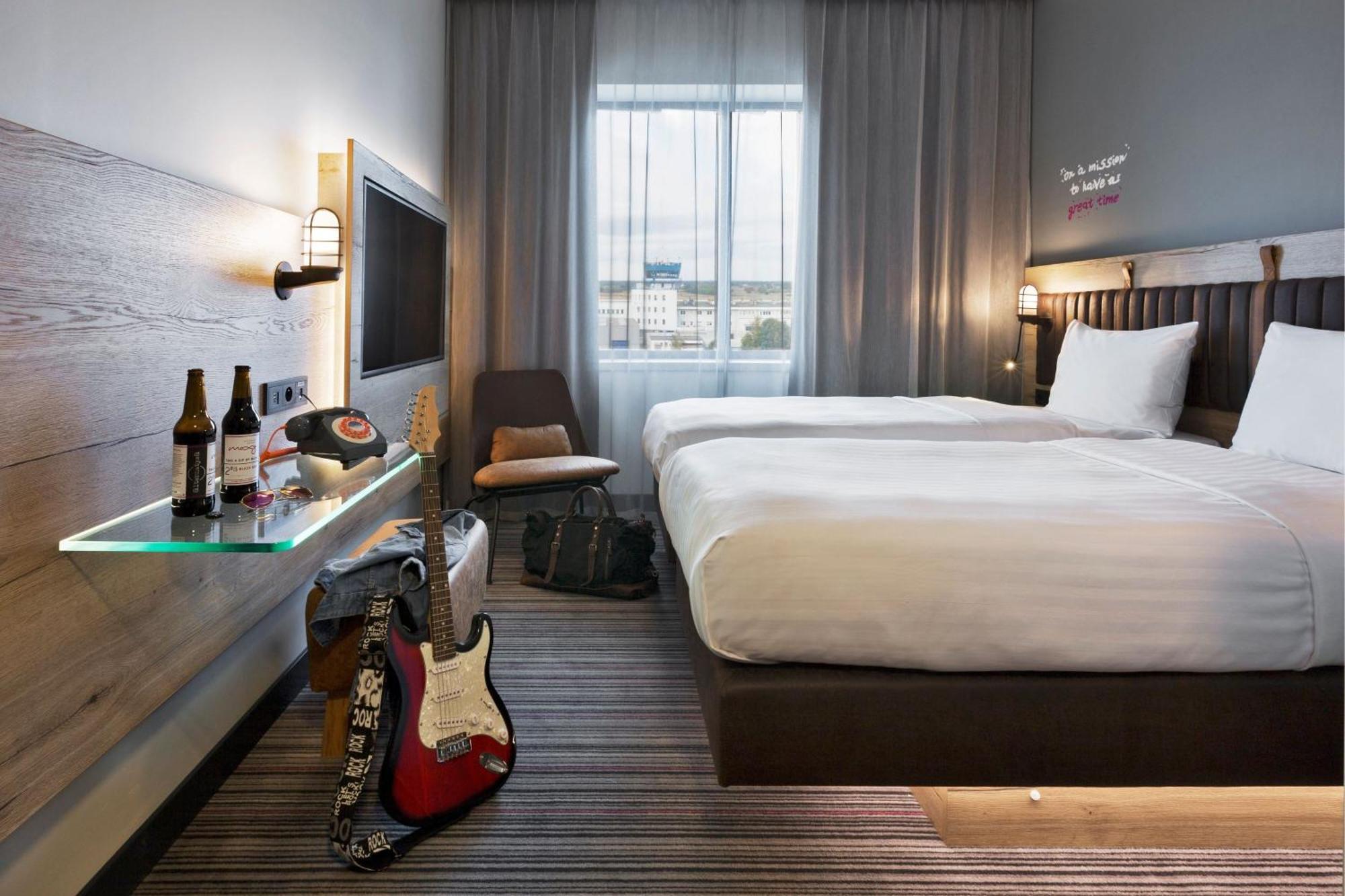 Moxy Katowice Airport Hotel Pyrzowice Buitenkant foto