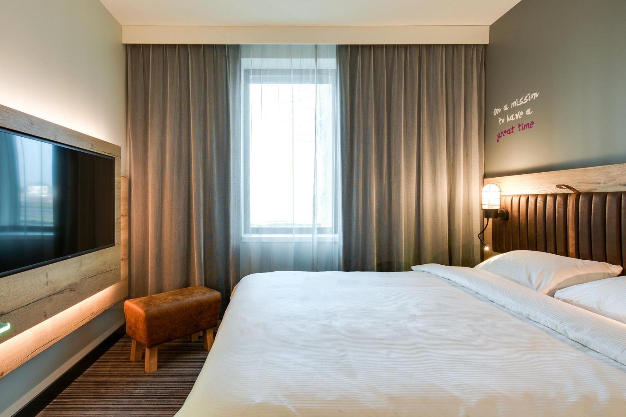 Moxy Katowice Airport Hotel Pyrzowice Buitenkant foto