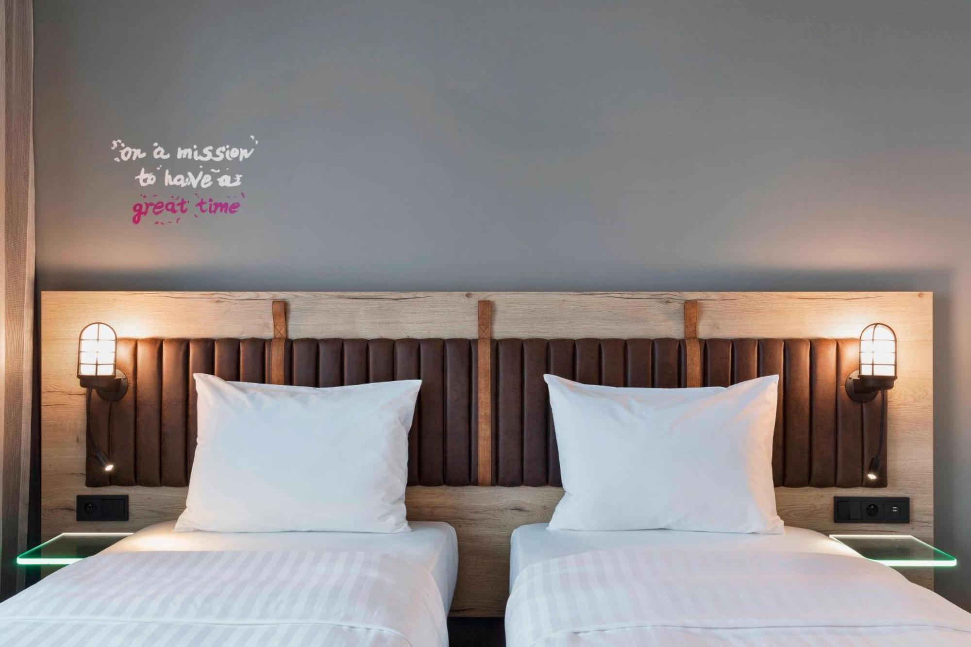 Moxy Katowice Airport Hotel Pyrzowice Buitenkant foto
